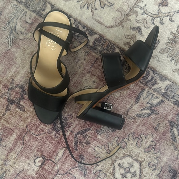 Franco Sarto Haneli block heel wrap ankle sandals in black leather - Picture 4 of 7